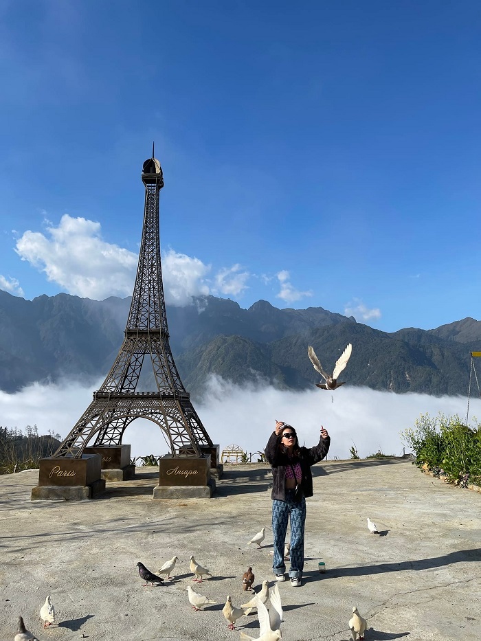 Behind this Vietnamese version of the Eiffel Tower is a beautiful sea of ​​white clouds