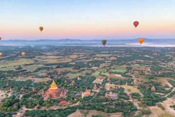 Ngắm bình minh ở Bagan rọi ánh sáng rực rỡ lên hàng nghìn ngôi đền cổ