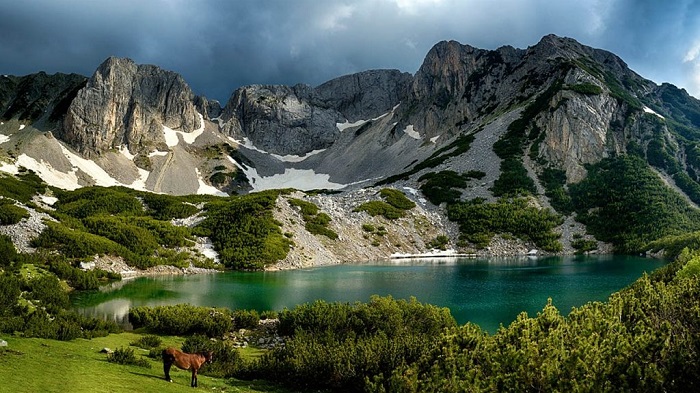 Vườn quốc gia Pirin là điểm du lịch nổi tiếng ở dãy núi Pirin
