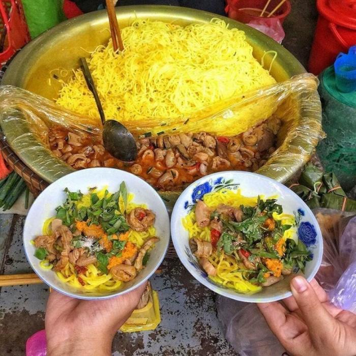O KET is the place to eat turmeric vermicelli in Hue