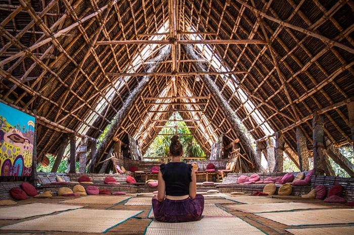 Tập yoga và thiền ở thị trấn Auroville