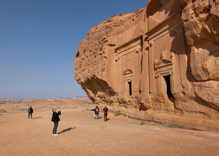 Những mỏm đá sa thạch đã được sử dụng để xây dựng nhiều ngôi mộ khác nhau. - du lịch Madain Saleh