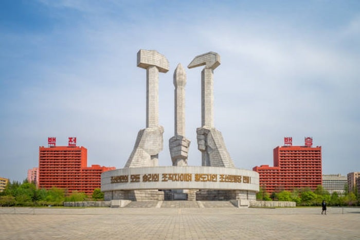Đài tưởng niệm thành lập Đảng lao động Triều Tiên - các tượng đài nổi tiếng ở Triều Tiên