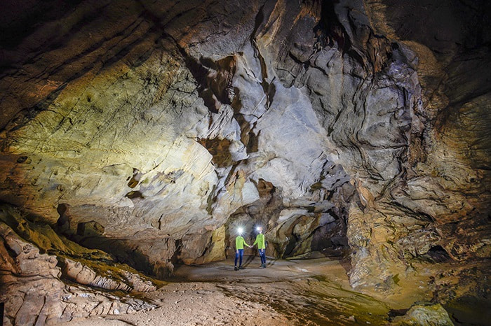 Yen Thuy tourist destination - Thien Long cave