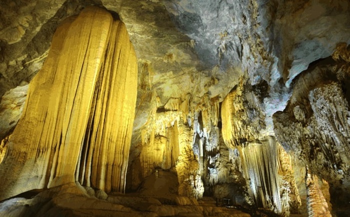 Yen Thuy tourist destination - Thien Long cave