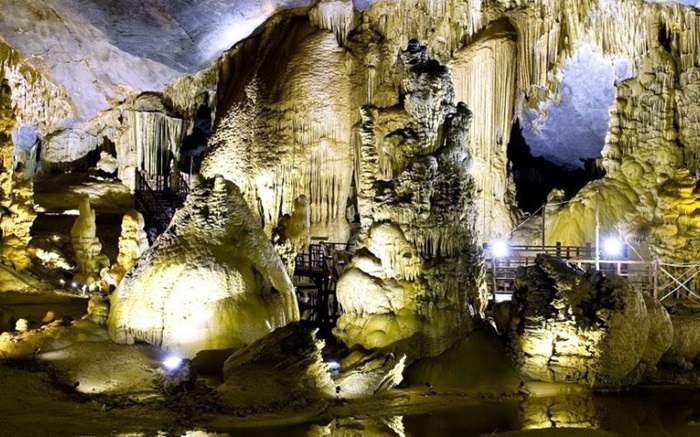 Yen Thuy tourist destination - Thien Ton cave