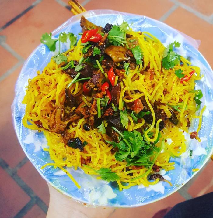Aunt Ly's address to eat turmeric vermicelli in Hue