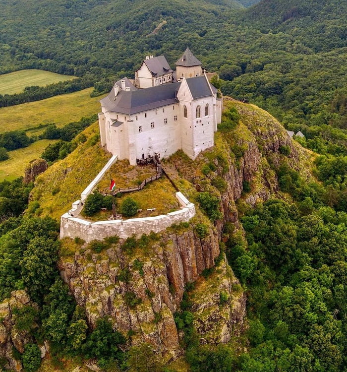 Ghé thăm Lâu đài Füzér là điều nên làm ở dãy núi Zemplen 