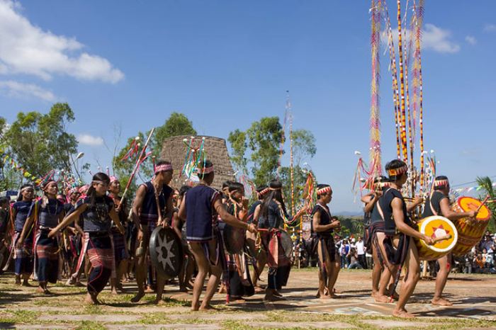 múa cồng chiêng lễ mừng lúa mới của người Jrai ở Tây Nguyên