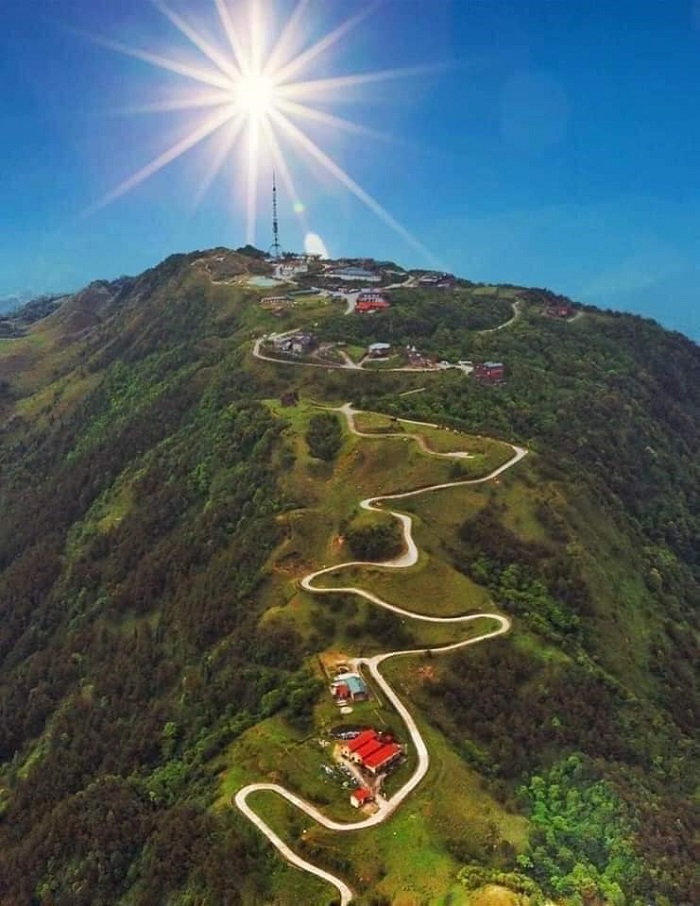 Đỉnh Phia Mè là ngọn núi đẹp ở Lạng Sơn còn gọi là núi Mẹ
