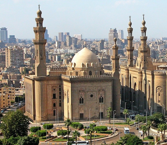 Nhà thờ Hồi giáo-Madrassa của Sultan Hassan là điểm tham quan ở gần tháp Cairo 