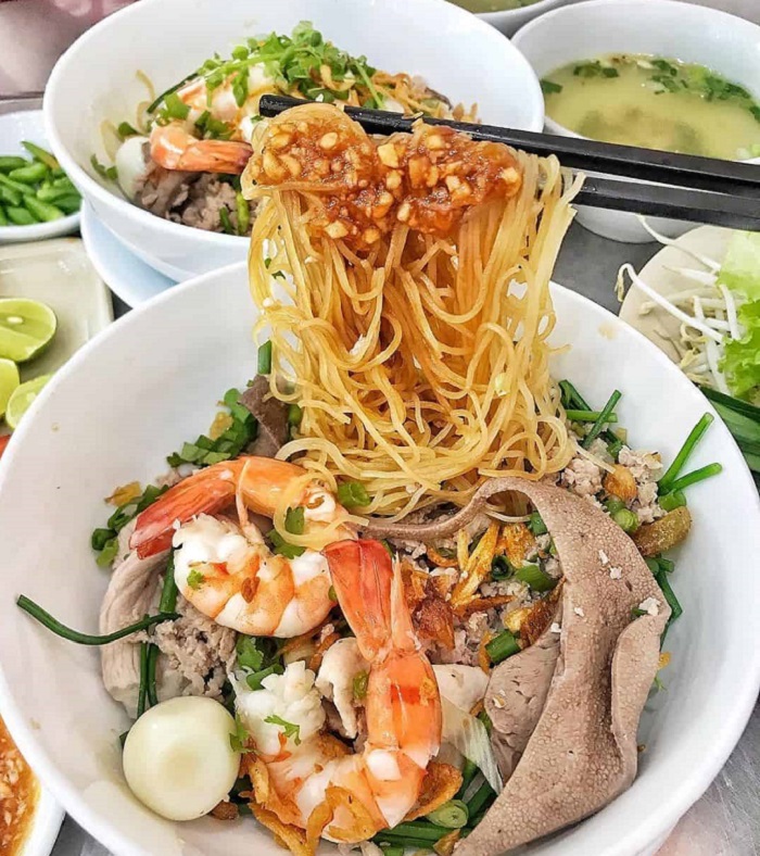 Delicious noodle shops in Ca Mau are popular