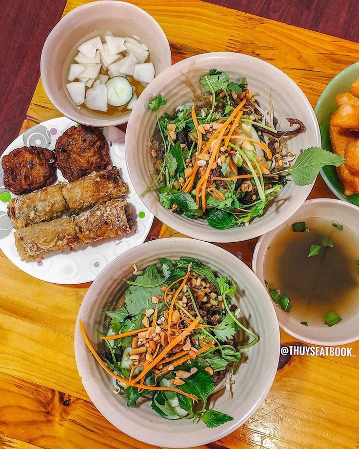 Delicious eel vermicelli restaurant in Hanoi - Chan Cam