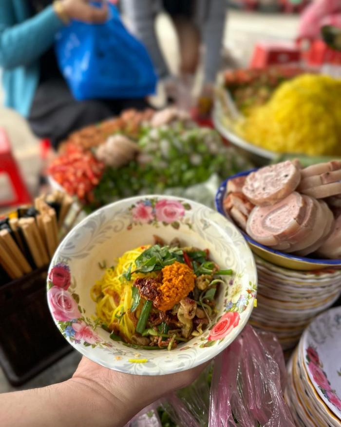 Address to eat turmeric vermicelli in Hue