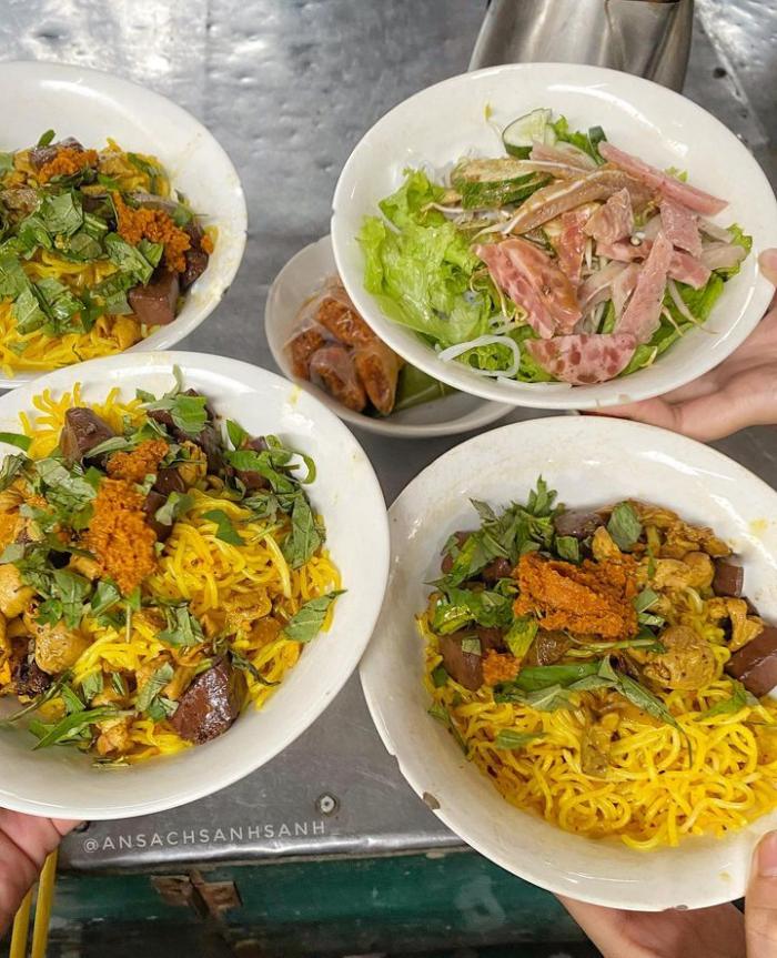 68 places to eat turmeric vermicelli in Hue
