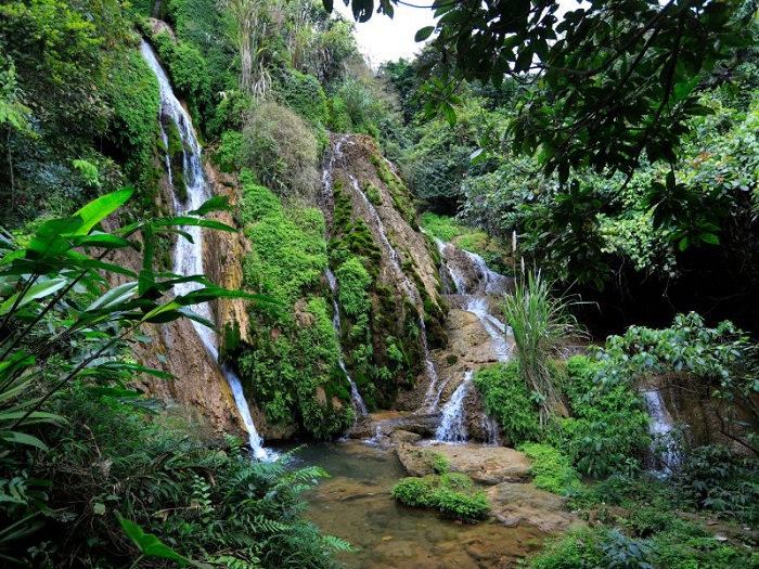 Pung Mai Chau Waterfall is a destination that you should visit when traveling to Mai Chau