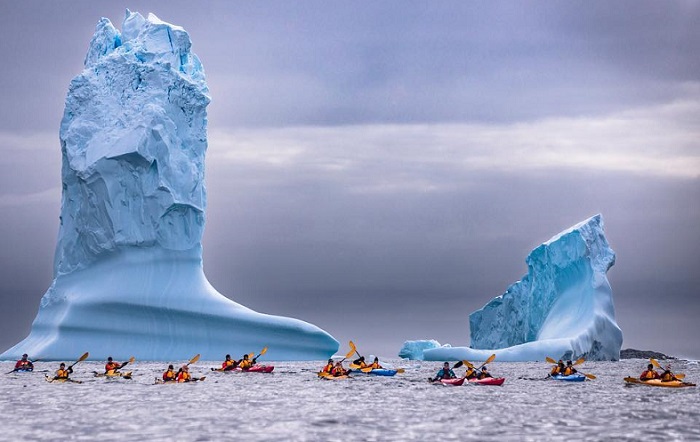 Chèo kayak là trải nghiệm du lịch Nam Cực rất hấp dẫn