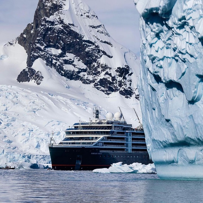Nghỉ trên du thuyền là trải nghiệm du lịch Nam Cực mà bạn nên thử một lần