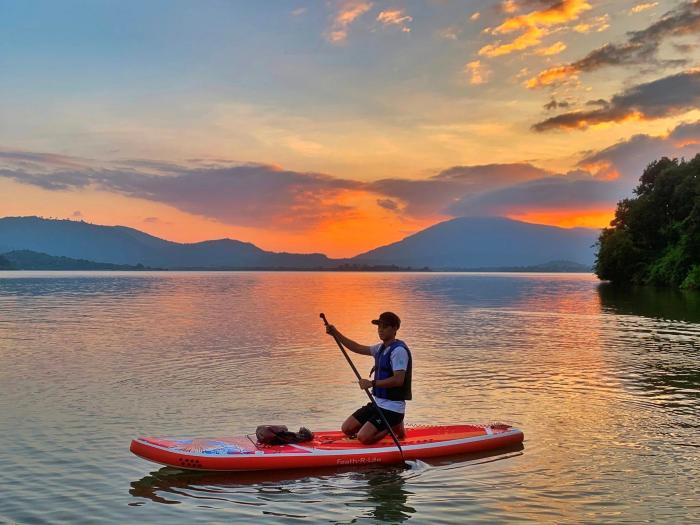 ngắm cảnh trải nghiệm ở hồ Lắk 