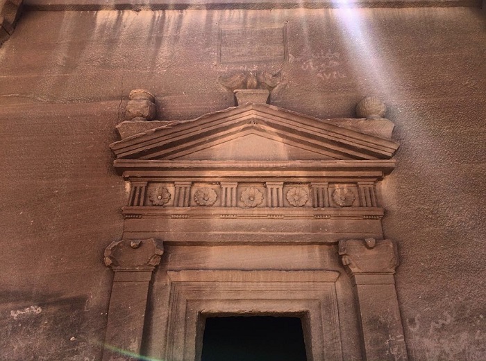 du lịch Madain Saleh- Cổng vào một ngôi mộ cổ ở Madain Saleh