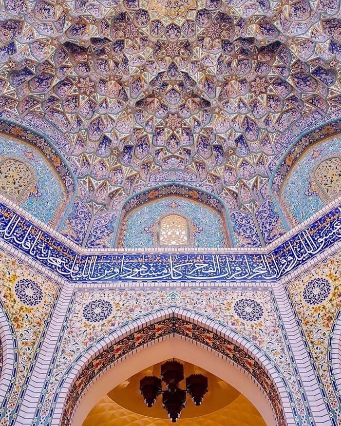 Thư pháp Ả Rập có thể được nhìn thấy ở mọi nơi trong Nhà thờ Hồi giáo Lớn Sultan Qaboos