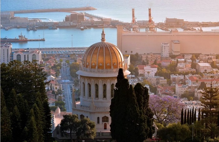 Từ sân thượng trên cùng Vườn Bahai, bạn có thể ngắm nhìn Haifa và vịnh ngoạn mục trải dài ra biển