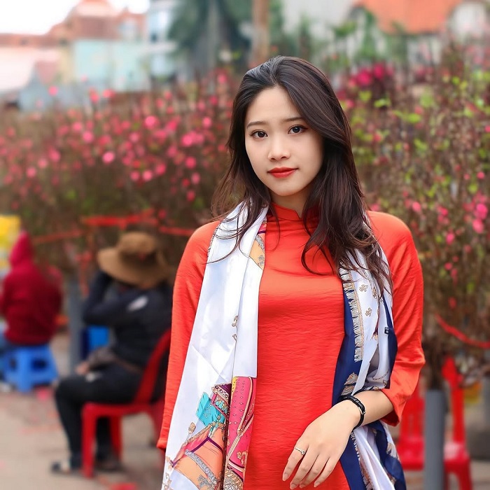 Chợ hoa Quảng Bá là địa điểm chụp áo dài Tết Hà Nội mà bạn nên dừng chân