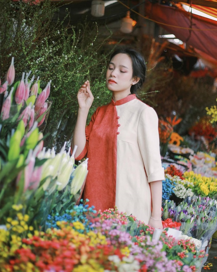Chợ hoa Quảng Bá là địa điểm chụp áo dài Tết Hà Nội đứng vào là có ảnh đẹp