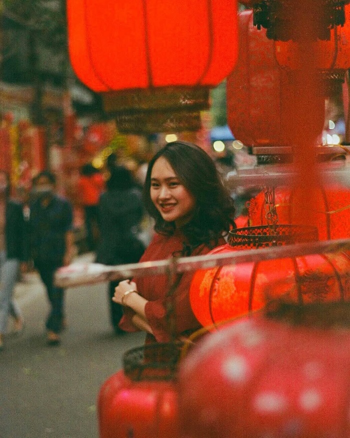 Phố Hàng Mã là địa điểm chụp áo dài Tết Hà Nội cực kỳ nổi bật
