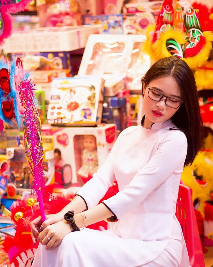 Phố Hàng Mã là địa điểm chụp áo dài Tết Hà Nội góc nào cũng đẹp