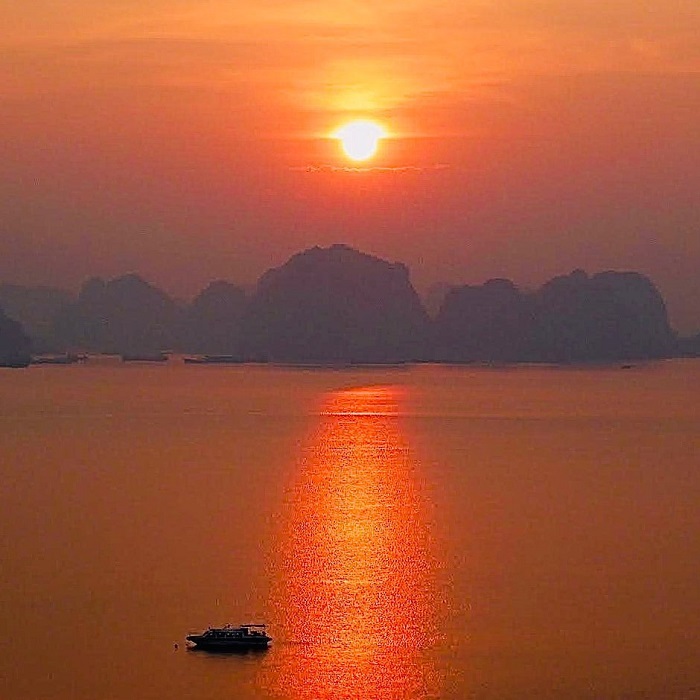 Vịnh Hạ Long là một trong những là địa điểm ngắm bình minh đẹp nhất châu Á với gam màu rực rỡ lộng lẫy