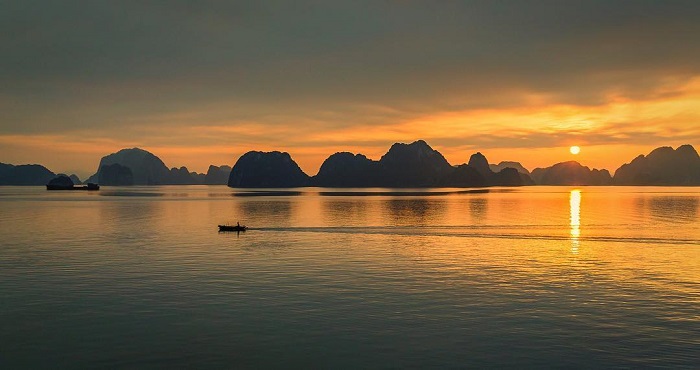 Vịnh Hạ Long là một trong những là địa điểm ngắm bình minh đẹp nhất châu Á mà bạn nên một lần chiêm ngưỡng