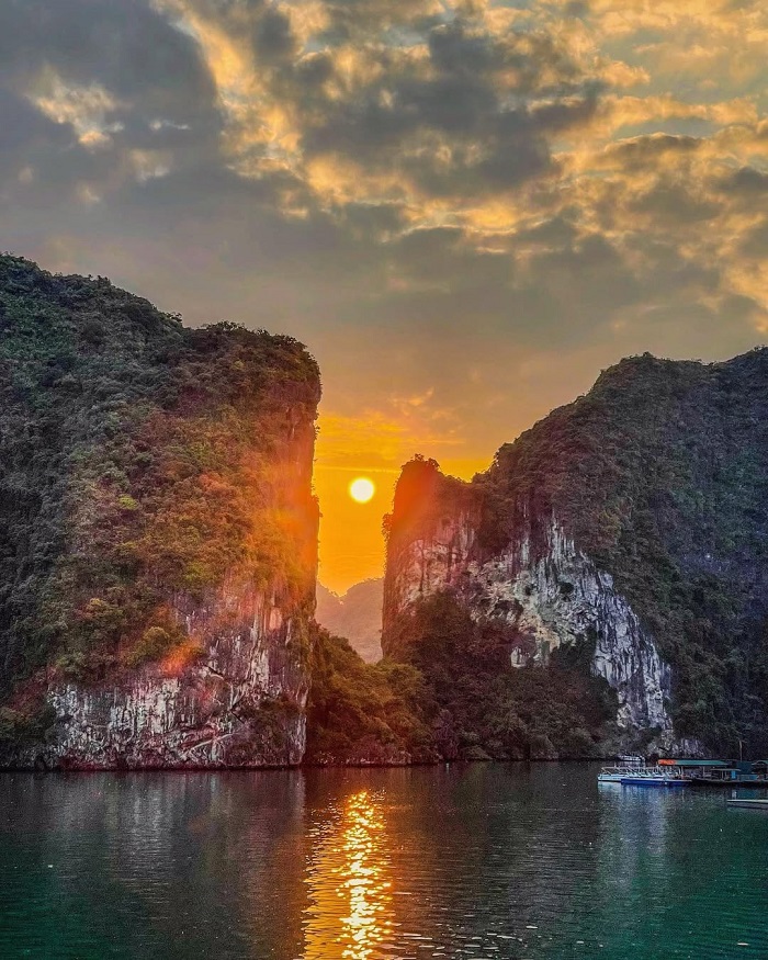 Vịnh Hạ Long là một trong những là địa điểm ngắm bình minh đẹp nhất châu Á có cảnh đẹp nức lòng