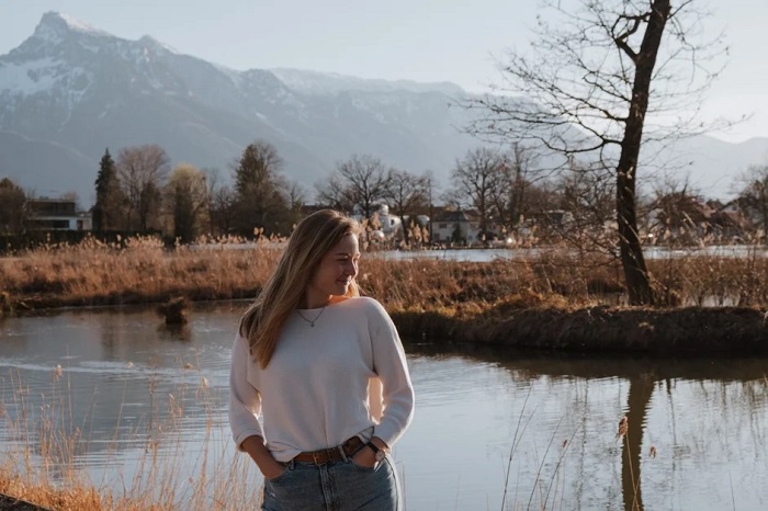 Đi dạo quanh Leopoldskroner Weiher là việc nên làm khi du lịch Salzburg mùa xuân