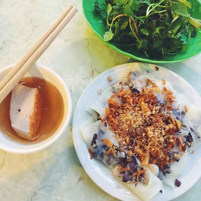 Khám phá phố ẩm thực Ngõ Cấm Chỉ - Bánh cuốn càng ăn