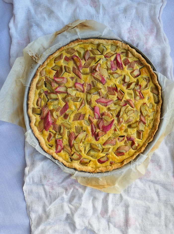 Kinh nghiệm du lịch Thụy Sĩ mùa xuân nên ăn Bánh tart đại hoàng