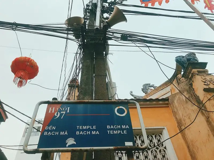 Đến Thăng Long tứ trấn - Biển hiệu Đền Bạch Mã