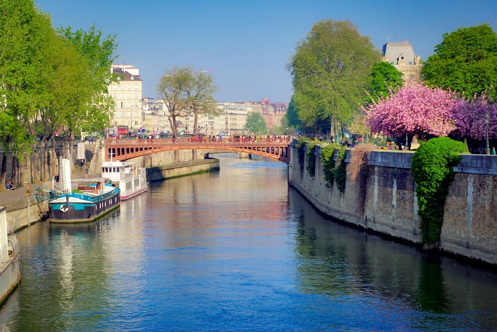 Bờ sông Seine là điểm check in mùa xuân ở Paris