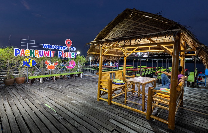 Nhà hàng trên bè nổi là nhà hàng hải sản ở Phuket được lòng du khách địa phương