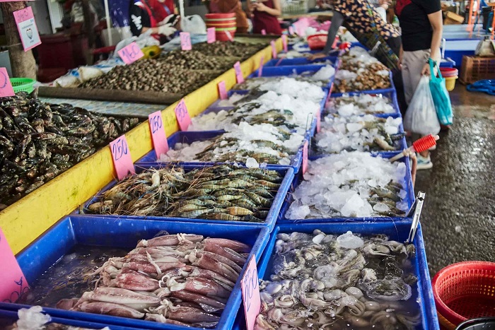 Chợ hải sản Rawai là nhà hàng hải sản ở Phuket được lòng du khách địa phương