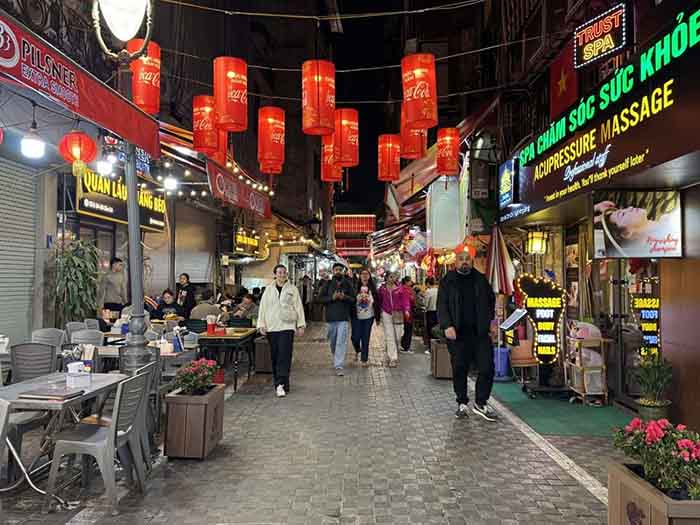 Khám phá phố ẩm thực Ngõ Cấm Chỉ - Cực nhiều lựa chọn