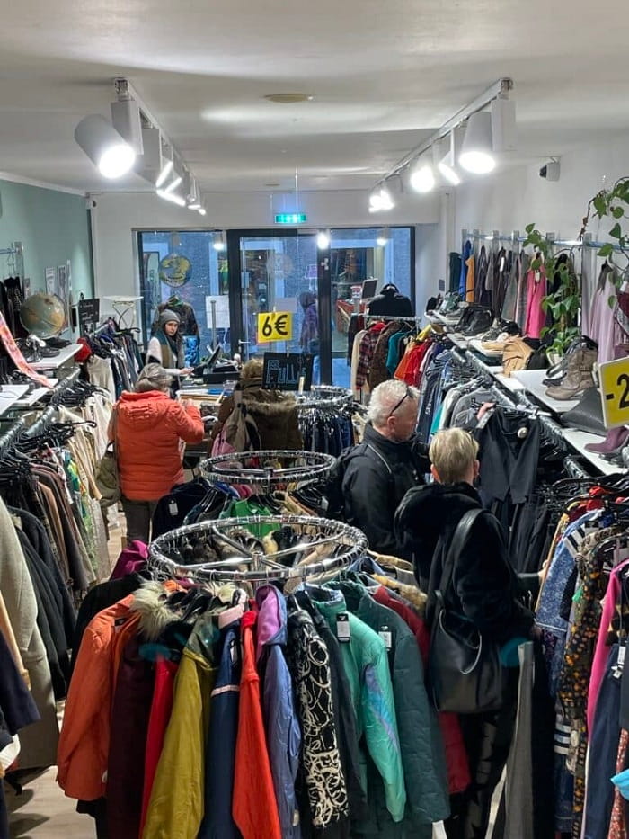 Đi mua sắm đồ cũ là việc nên làm khi du lịch Salzburg mùa xuân