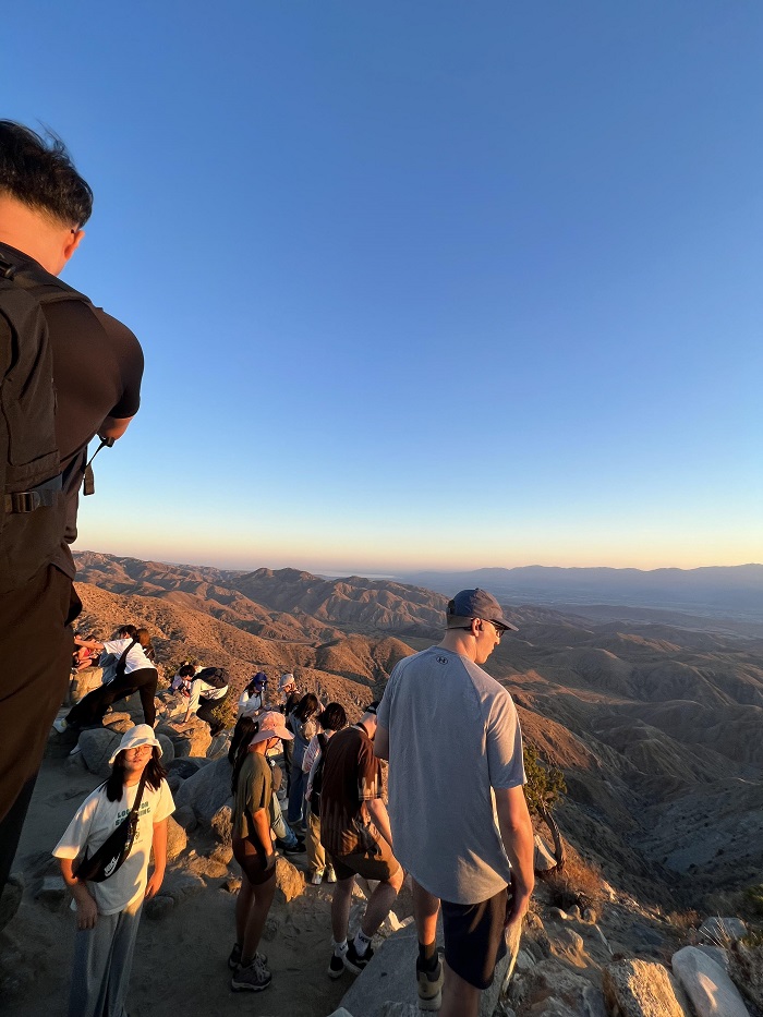 Ngắm hoàng hôn tại Keys View là hoạt động tuyệt vời tại công viên Quốc gia Joshua Tree