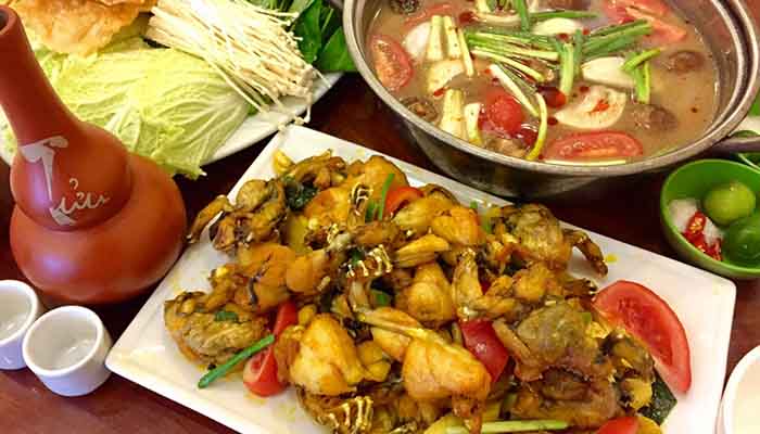 Khám phá phố ẩm thực Ngõ Cấm Chỉ - Lẩu ếch bình dân siêu ngon