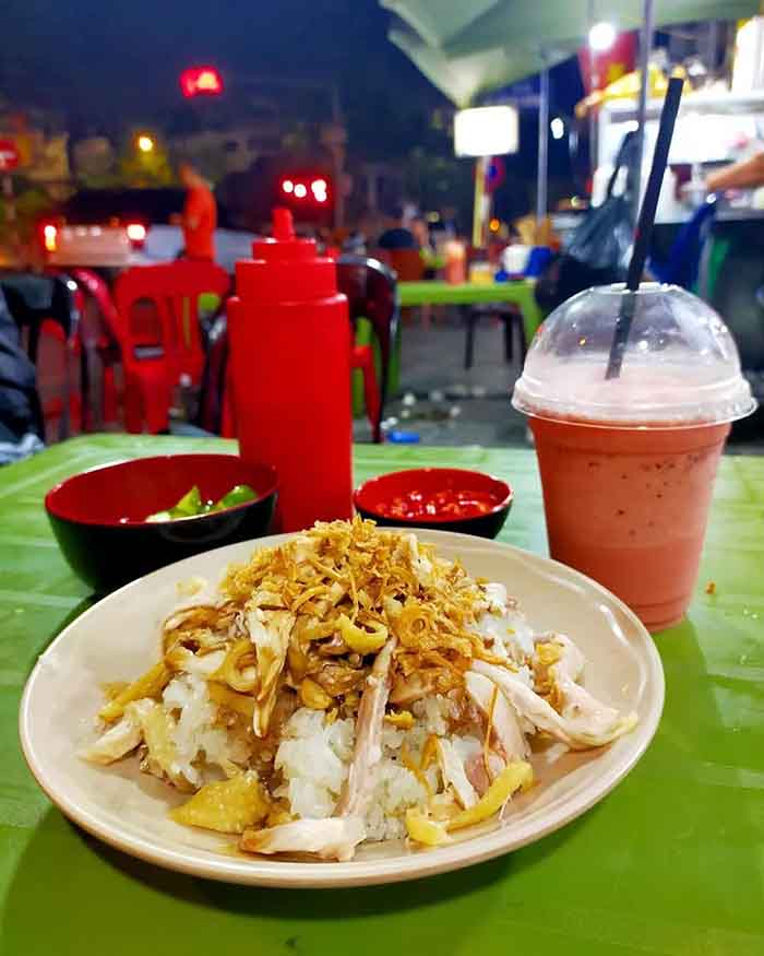 Khám phá phố ẩm thực Ngõ Cấm Chỉ - Món xôi gà đơn giản