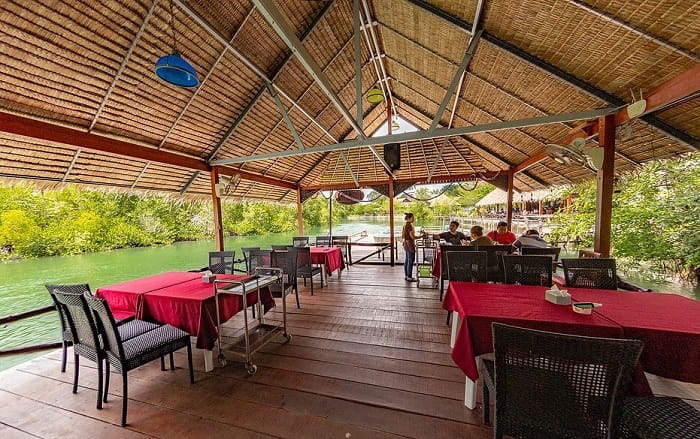 Nhà hàng hải sản Chaiyo là nhà hàng hải sản ở Phuket được lòng du khách địa phương