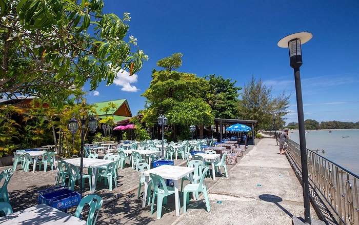 Nhà hàng hải sản Pa Lai là nhà hàng hải sản ở Phuket được lòng du khách địa phương