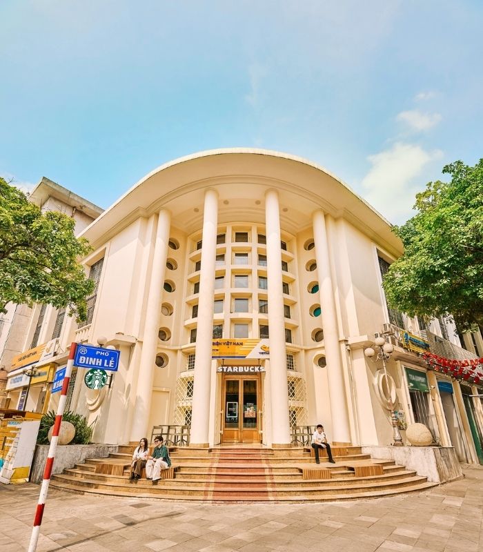 Quán Starbucks có view đẹp tại Việt Nam - Starbucks Bưu Điện Hà Nội