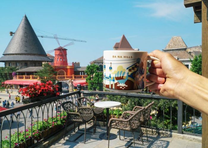 Quán Starbucks view đẹp tại Bà Nà Hills Đà Nẵng