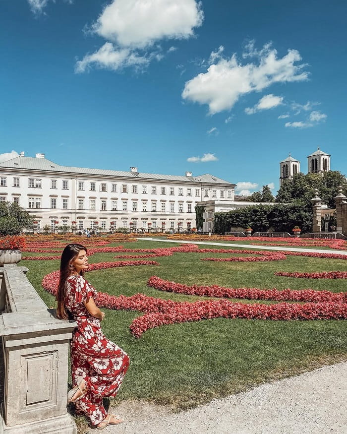 Dạo quanh Vườn Mirabell là việc nên làm khi du lịch Salzburg mùa xuân